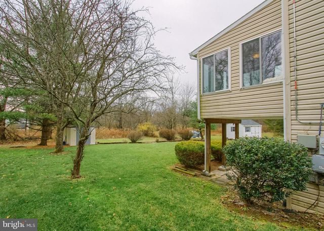 6065 REGENT DR, Harrisburg, PA 17112