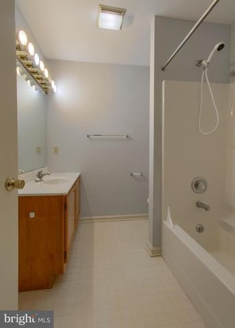 6065 REGENT DR, Harrisburg, PA 17112