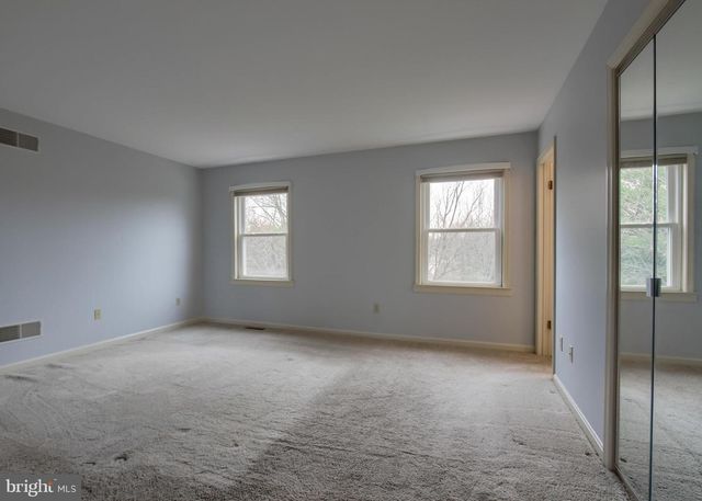 6065 REGENT DR, Harrisburg, PA 17112