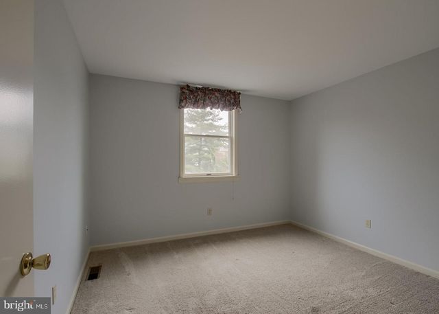 6065 REGENT DR, Harrisburg, PA 17112