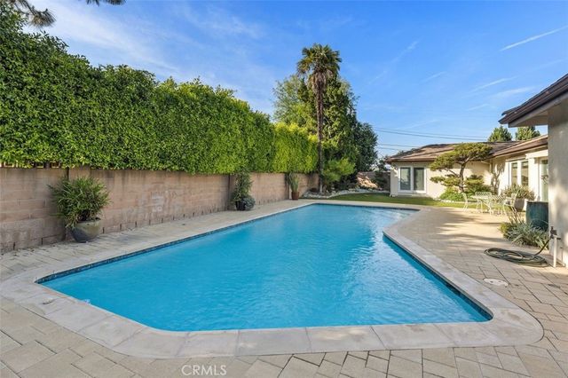 16903 Oak View Drive, Encino, CA 91436