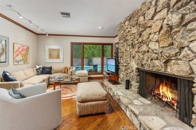 16903 Oak View Drive, Encino, CA 91436