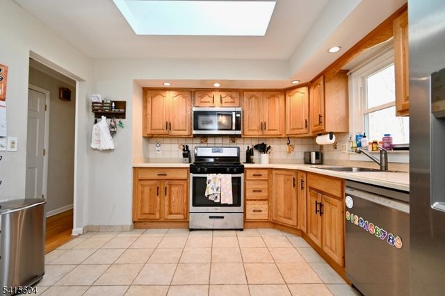 27 Caro Dr, West Milford Twp., NJ 07438