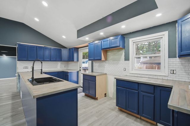 71 Sun Valley Rd, Holyoke, MA 01040