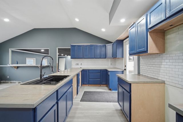 71 Sun Valley Rd, Holyoke, MA 01040
