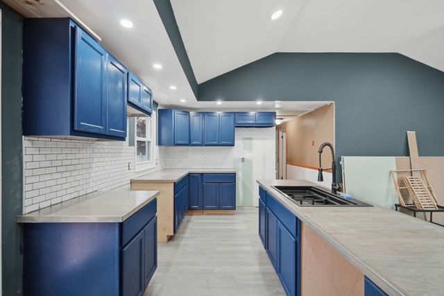 71 Sun Valley Rd, Holyoke, MA 01040