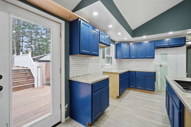 71 Sun Valley Rd, Holyoke, MA 01040