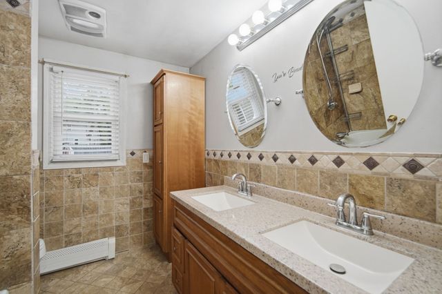 71 Sun Valley Rd, Holyoke, MA 01040