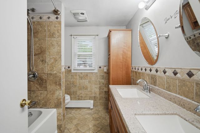 71 Sun Valley Rd, Holyoke, MA 01040