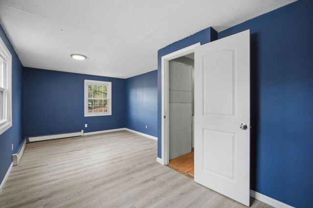 71 Sun Valley Rd, Holyoke, MA 01040