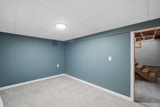 71 Sun Valley Rd, Holyoke, MA 01040