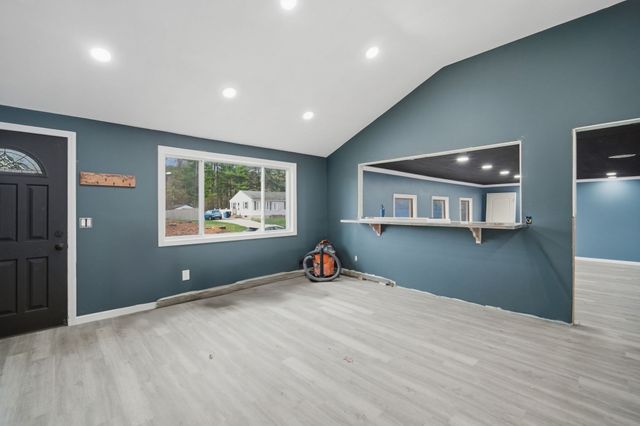 71 Sun Valley Rd, Holyoke, MA 01040