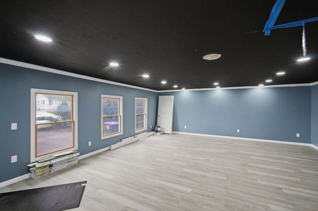 71 Sun Valley Rd, Holyoke, MA 01040