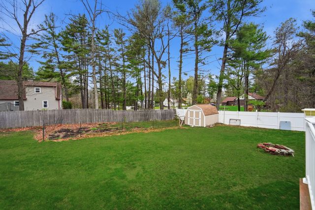 71 Sun Valley Rd, Holyoke, MA 01040
