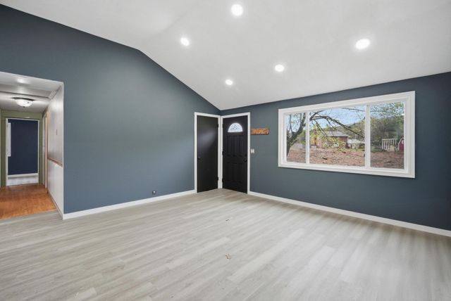 71 Sun Valley Rd, Holyoke, MA 01040