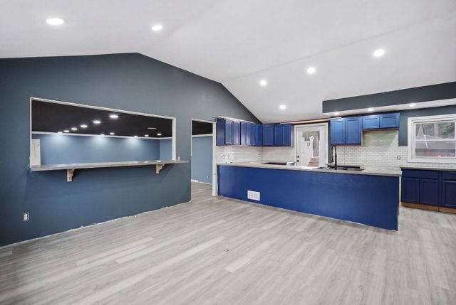 71 Sun Valley Rd, Holyoke, MA 01040