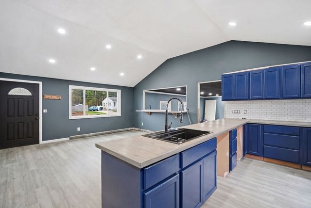 71 Sun Valley Rd, Holyoke, MA 01040
