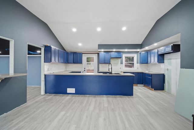 71 Sun Valley Rd, Holyoke, MA 01040
