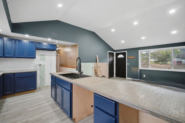 71 Sun Valley Rd, Holyoke, MA 01040