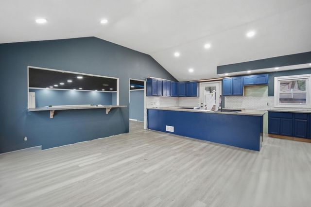 71 Sun Valley Rd, Holyoke, MA 01040