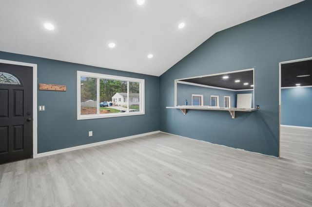 71 Sun Valley Rd, Holyoke, MA 01040