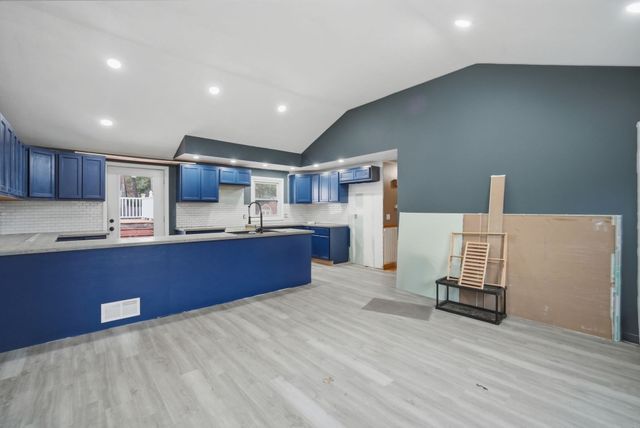 71 Sun Valley Rd, Holyoke, MA 01040