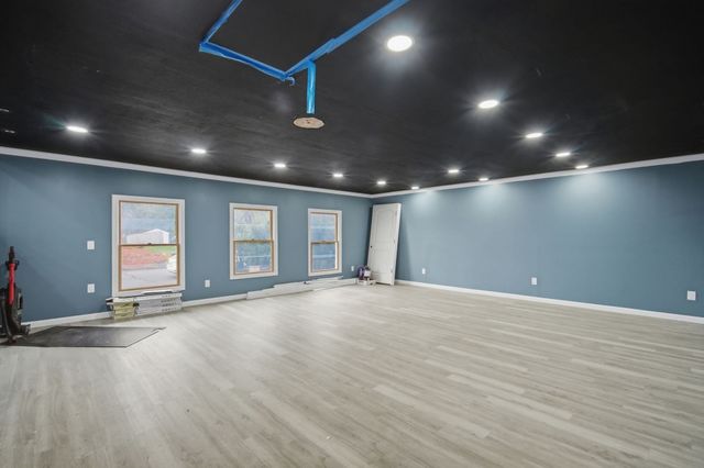 71 Sun Valley Rd, Holyoke, MA 01040