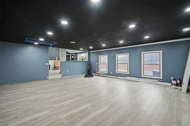71 Sun Valley Rd, Holyoke, MA 01040