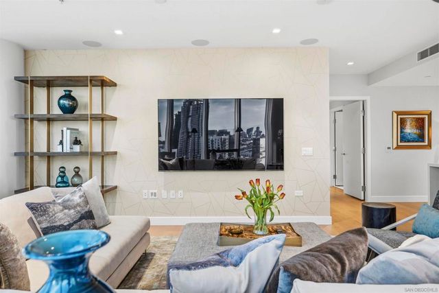 888 W E 2405, San Diego, CA 92101