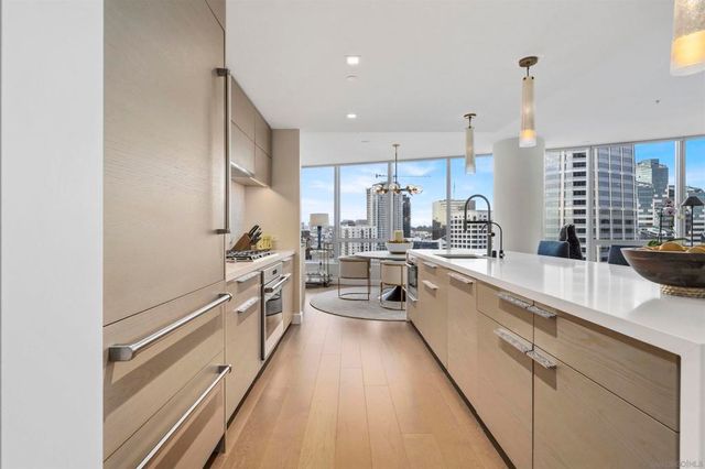 888 W E 2405, San Diego, CA 92101