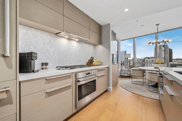 888 W E 2405, San Diego, CA 92101