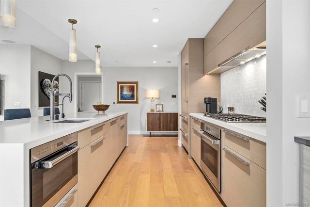 888 W E 2405, San Diego, CA 92101