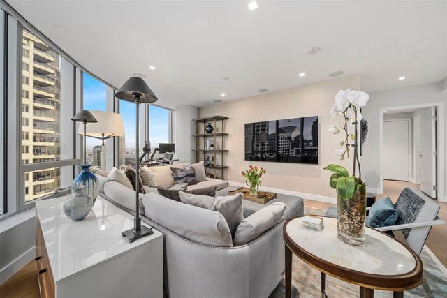 888 W E 2405, San Diego, CA 92101