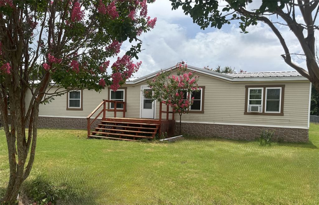 978 Old Church Road, Waxahachie, TX 75165