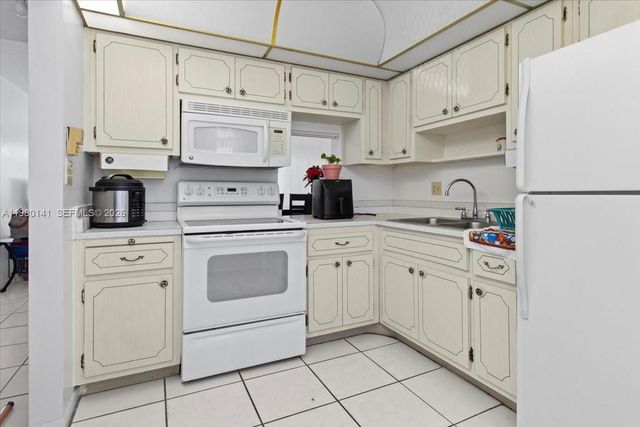 2200 Park Ln 109, Hollywood, FL 33021