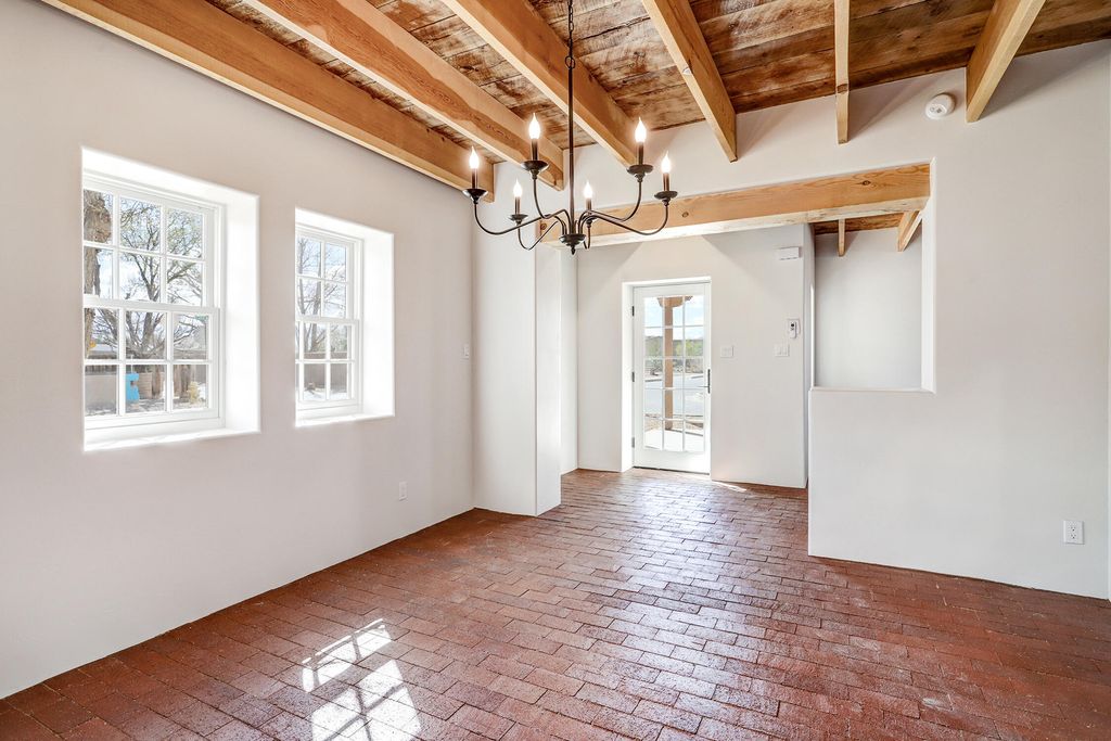 Image 10 of property listing at 3100 Los Anayas Road NW, Albuquerque, NM 87104