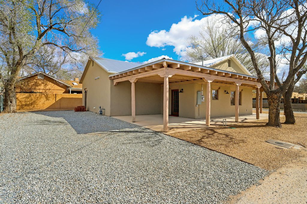Image 2 of property listing at 3100 Los Anayas Road NW, Albuquerque, NM 87104