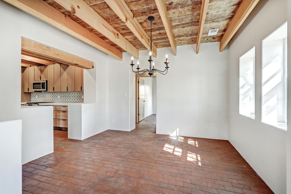 Image 4 of property listing at 3100 Los Anayas Road NW, Albuquerque, NM 87104