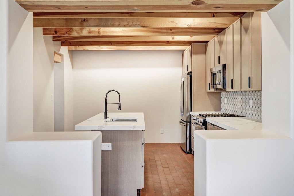 Image 5 of property listing at 3100 Los Anayas Road NW, Albuquerque, NM 87104