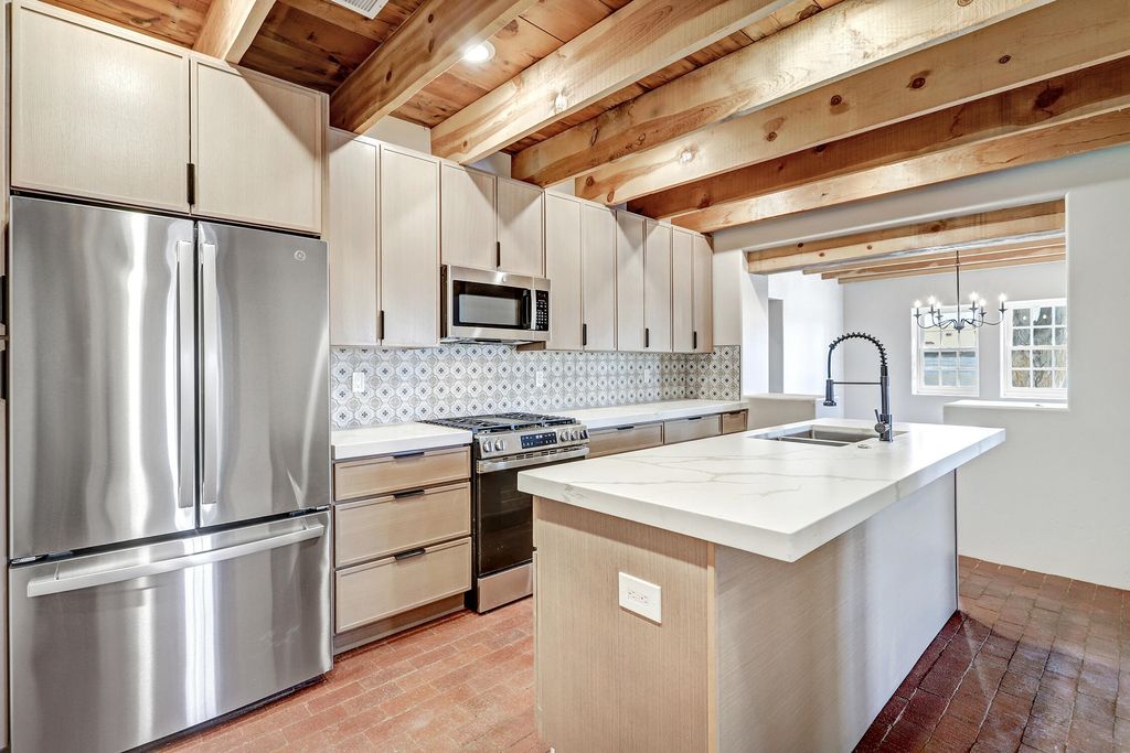 Image 9 of property listing at 3100 Los Anayas Road NW, Albuquerque, NM 87104