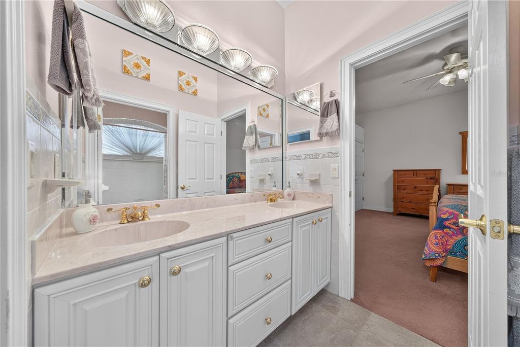 Image 31 of property listing at 2335 FOREST CLUB DRIVE, Orlando, FL 32804