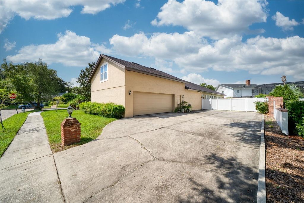 Image 39 of property listing at 2335 FOREST CLUB DRIVE, Orlando, FL 32804