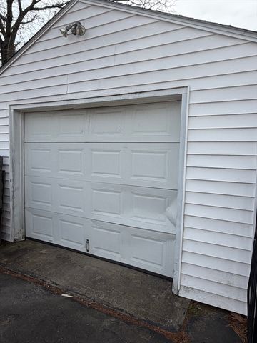 129 Fernbank Rd, Springfield, MA 01129