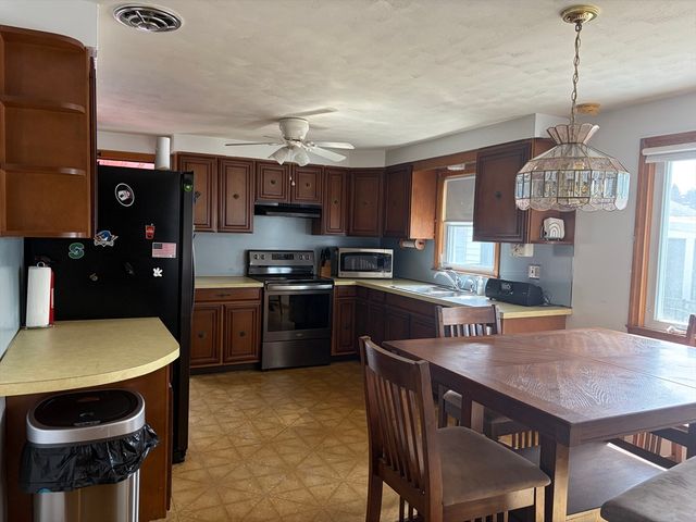 129 Fernbank Rd, Springfield, MA 01129