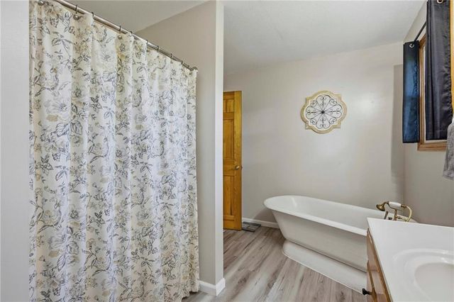 28821 S Famuliner Road, Garden City, MO 64747