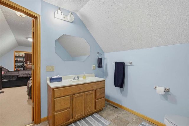 28821 S Famuliner Road, Garden City, MO 64747