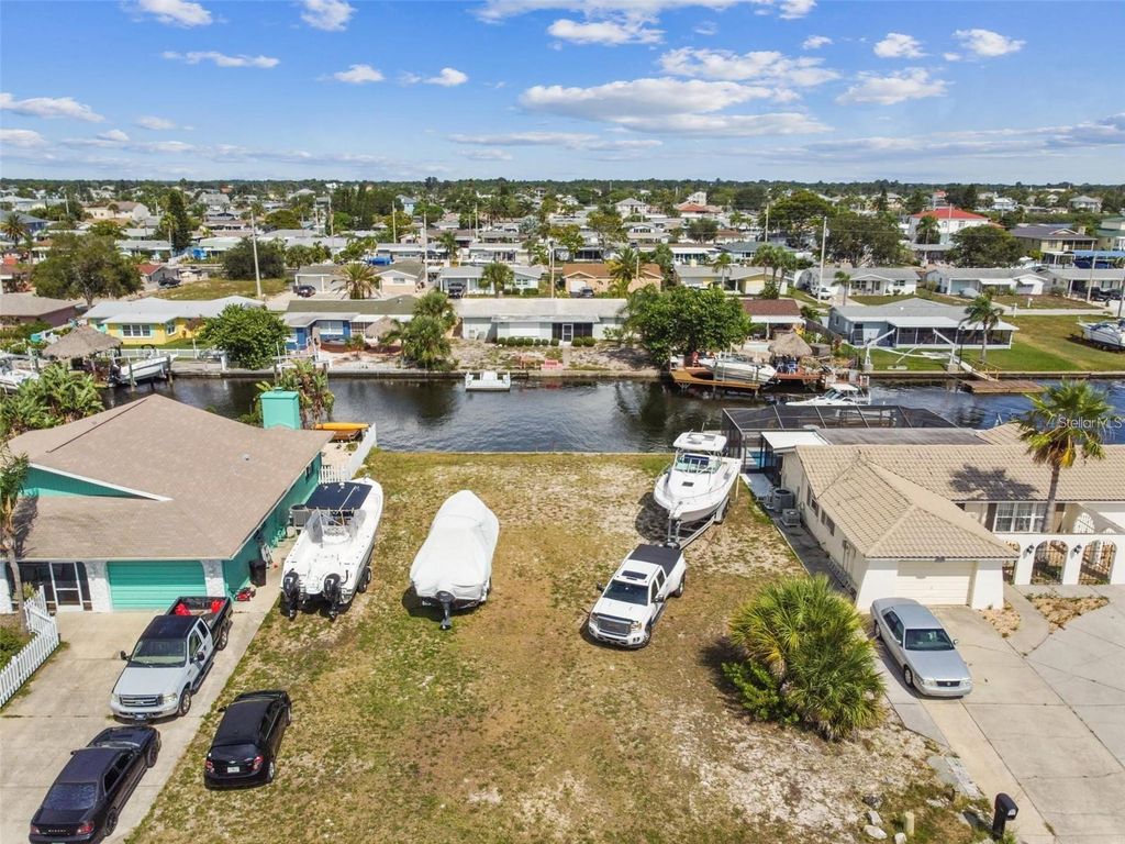 Image 12 of property listing at 13612 GARRIS DR, Hudson, FL 34667