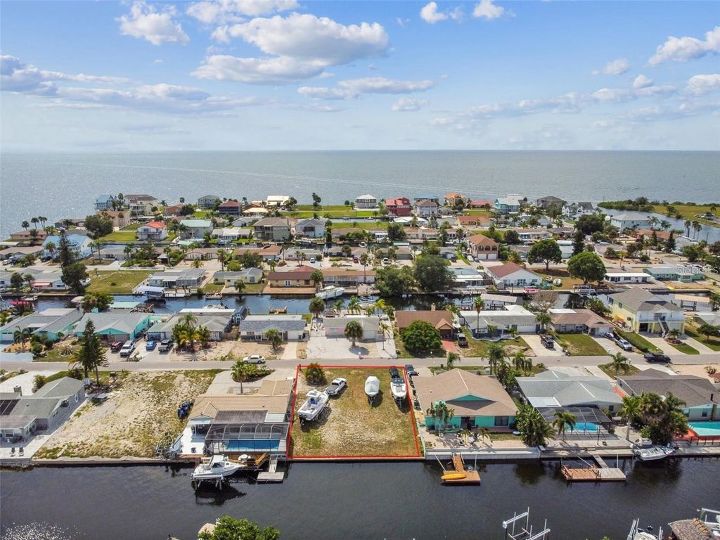 Image 6 of property listing at 13612 GARRIS DR, Hudson, FL 34667