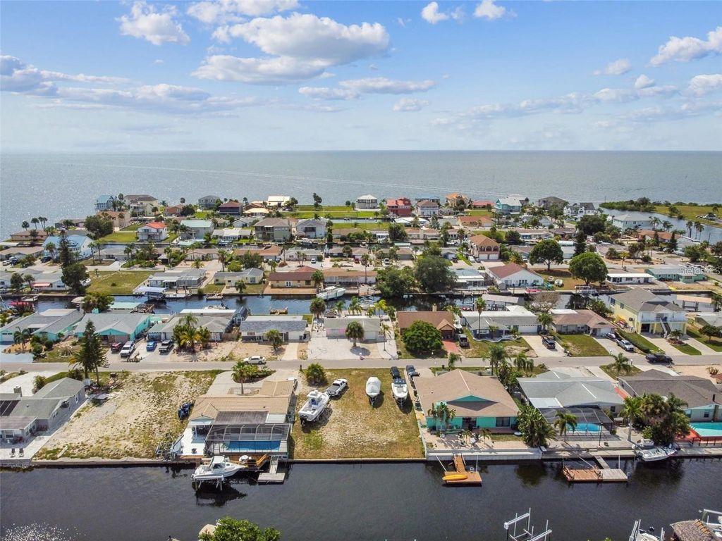 Image 7 of property listing at 13612 GARRIS DR, Hudson, FL 34667