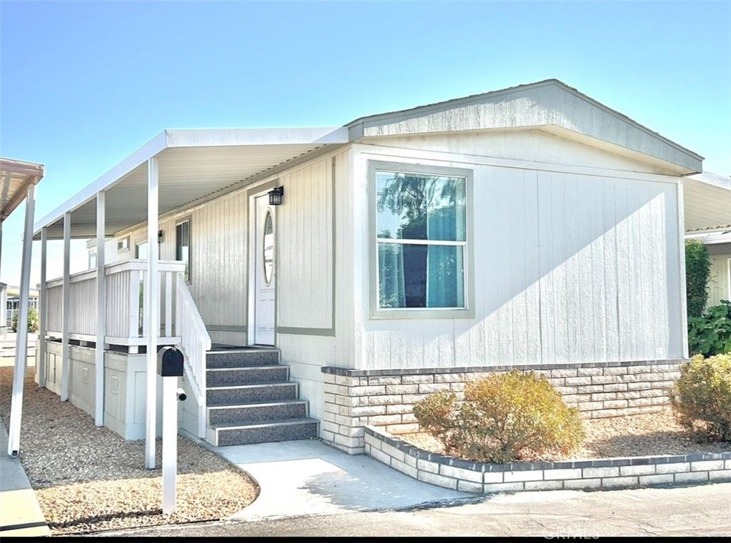 999 S Santa Fe Avenue 17, San Jacinto, CA 92583